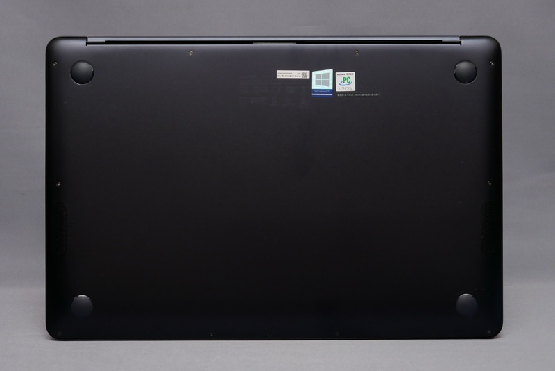 底面。フットプリントは365×242mm(幅×奥行き)