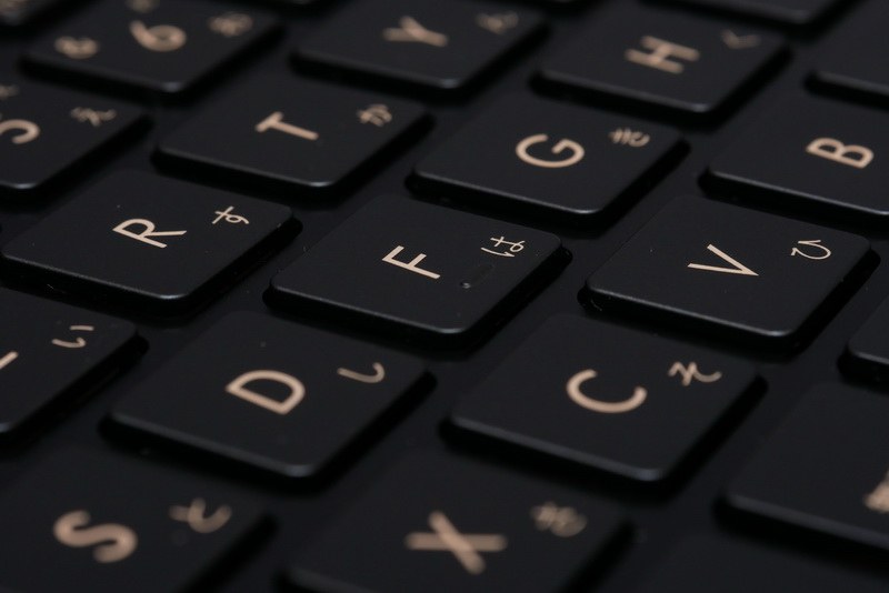 ストロークはやや浅め。タッチは標準的で、しっかりとしたクリック感もあり、打鍵感は良好だ