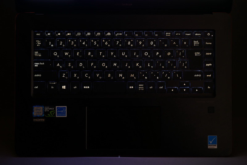 キーボードバックライトも搭載しており、暗い場所でのタイピングも快適