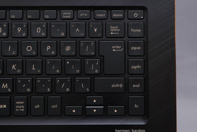 Enterキー右にもキーが配置されている点や、電源ボタンがキーボード右上に配置されている点は気になる
