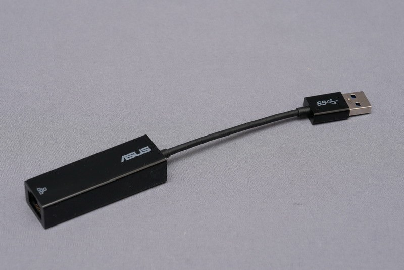 USB接続のGigabit Ethernetアダプタが標準で付属する