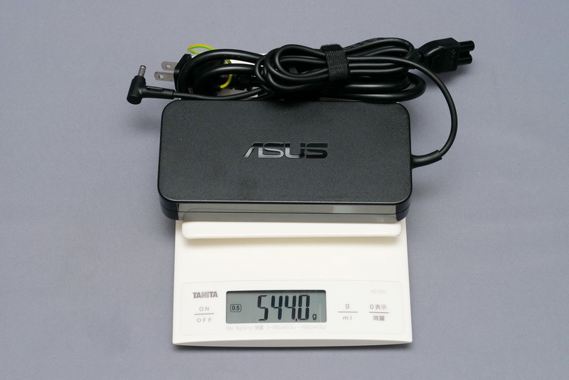 ACアダプタの重量は、付属電源ケーブル込みで実測544gだった
