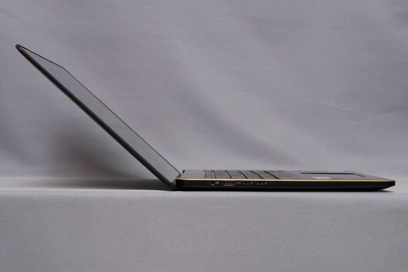 ディスプレイは135度程まで開く