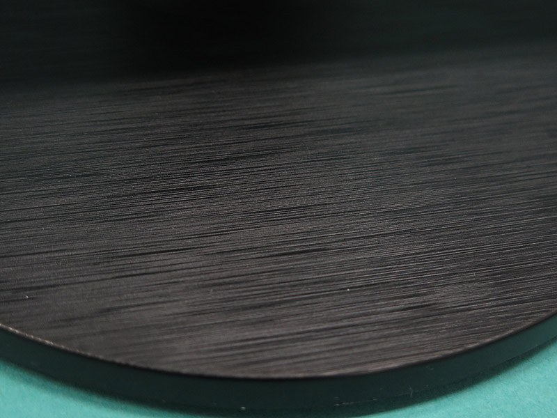 ベゼルやスタンド、背面一部はヘアラインのデザインとなっている