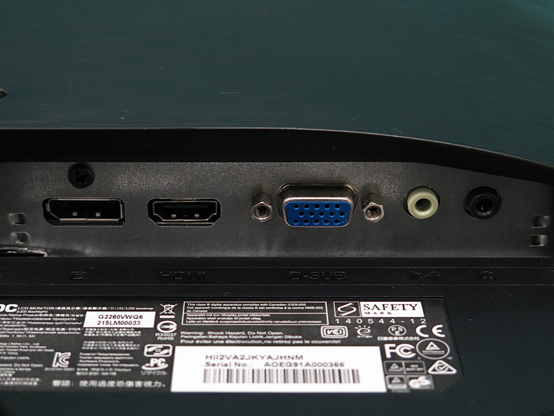 インターフェイスはDisplayPort、HDMI、ミニD-Sub15ピンの3系統。アナログRGB用に音声入力も備え、ヘッドフォン出力も対応