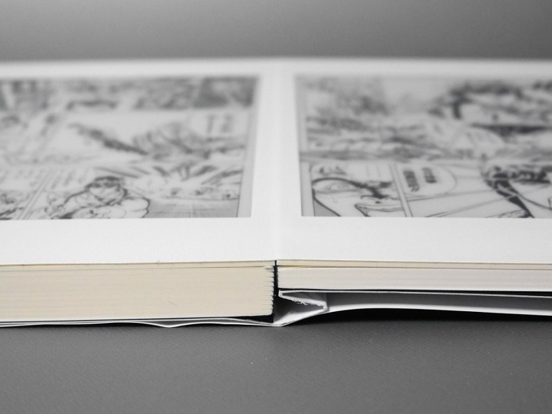 開いた状態の厚みは左右で若干異なっている。電池を収納する関係でこうしたアンバランスな仕様にならざるを得ないようだが、逆に本らしさの演出に一役買っている　©武論尊・原哲夫/NSP 1983, 版権許諾証 EJ-708