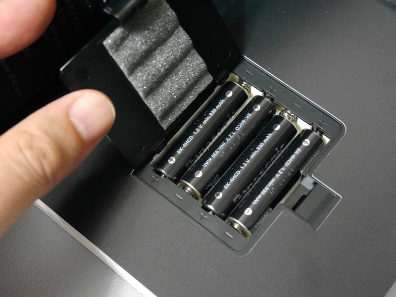 単4形電池×4本で駆動する。同社はエネループの利用を推奨している。なお画面を開くと自動的に電源がオンになる仕様で、電源ボタンは存在しない