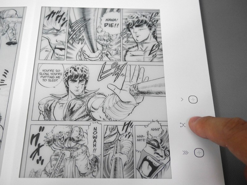 右側中央のボタンを押すとコマの中のセリフが英語へと切り替わる。もう一度押すと日本語に戻る　©武論尊・原哲夫/NSP 1983, 版権許諾証 EJ-708