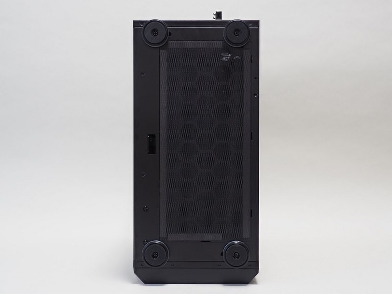 底面はほぼフィルターが占める。網目が細かく小さなホコリも捉えやすく、マグネット式なのでバリッと剥がせば後は水洗いでキレイになる