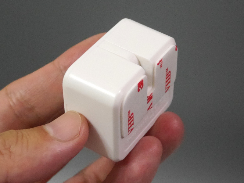 本体は手のひらサイズ。中央にアームが収納されている