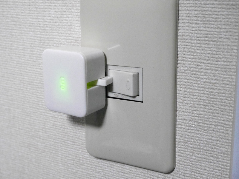 スマートフォンからの遠隔操作でスイッチをオフにできる。動作時は上面のLEDが点灯する