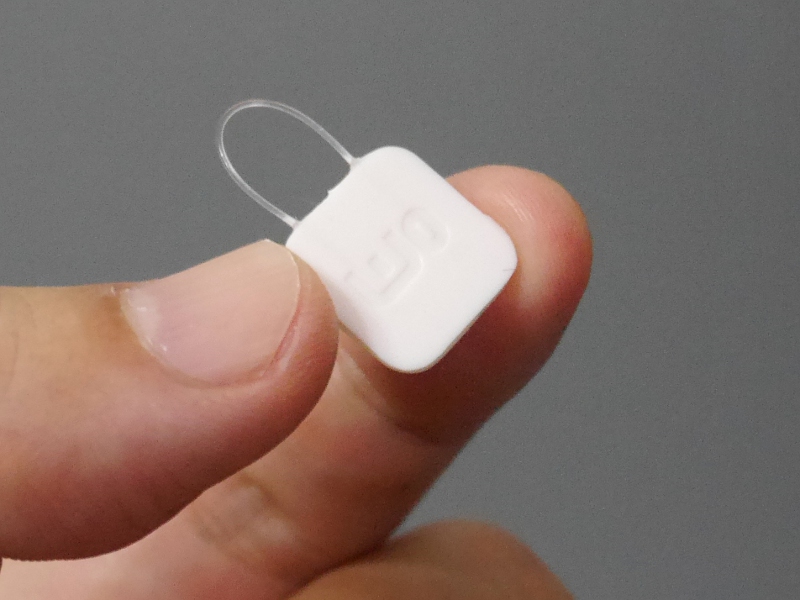 ナイロン製のワイヤーがついた1cm四方のステッカーが付属する