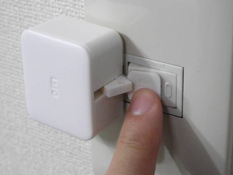 スイッチに覆いかぶさる構造ではないので、本製品を取り付けた状態でも手動での操作に支障はない。ただし、左右どちらに取り付けるかは、事前に検討したほうが良さそうだ