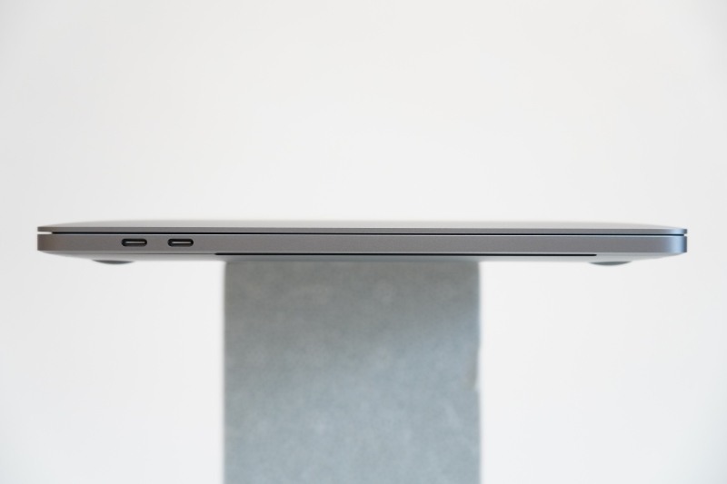 本体左側面。Thunderbolt 3(USB Type-C)×2を用意