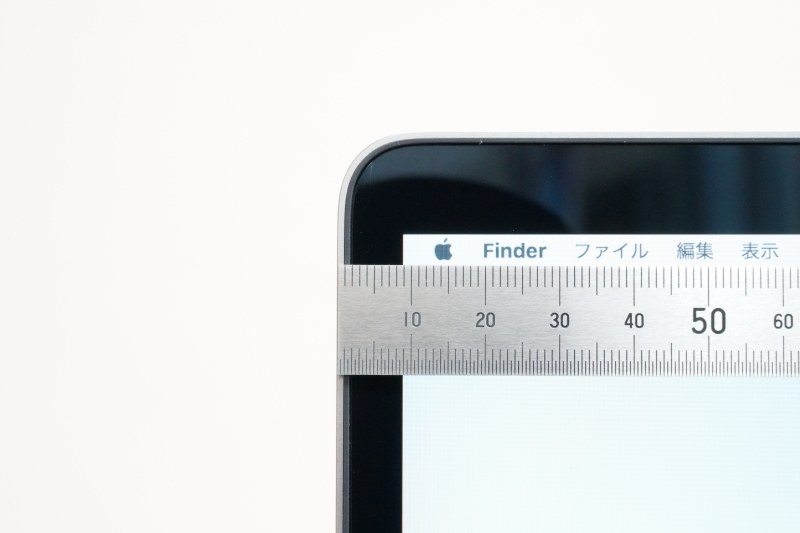 ディスプレイ左右のベゼル幅は約9mm。最新WindowsノートPCの狭額縁ディスプレイと比べると野暮ったく感じられる