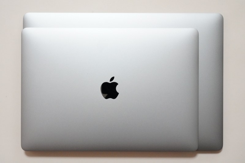 筐体サイズは13インチモデルが304.1×212.4×14.9mm(幅×奥行き×高さ)、15インチモデルが349.3×240.7×15.5mm(同)