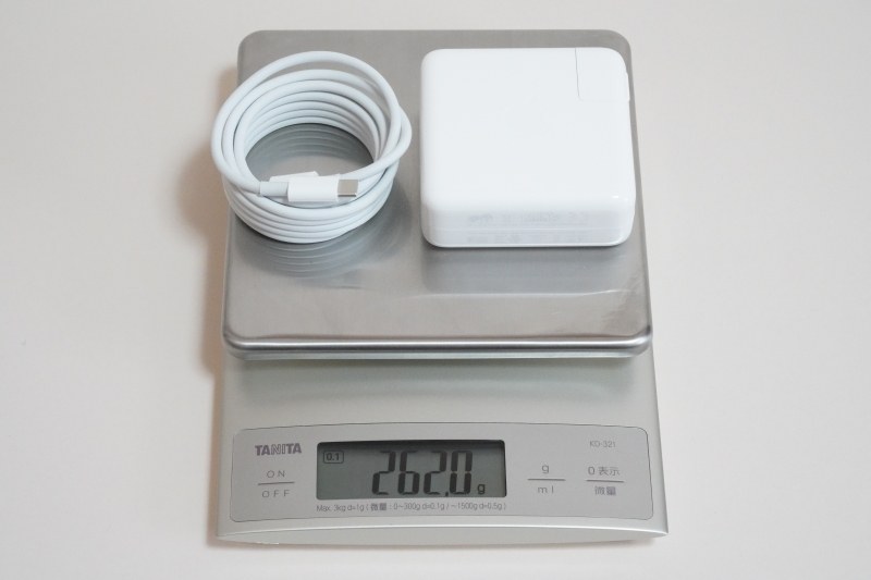 61W USB-C電源アダプタと「USB-C充電ケーブル(2 m)」の合計重量は実測262g