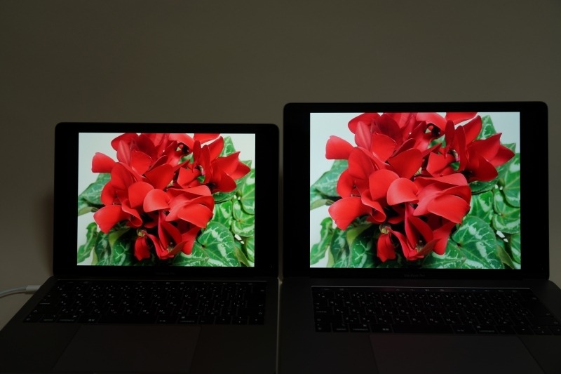 左がTrue Toneを有効にした13インチMacBook Pro、右がTrue Toneを無効にした15インチMacBook Pro。True Toneを有効にしたほうが暖かみの強い発色で表示されている