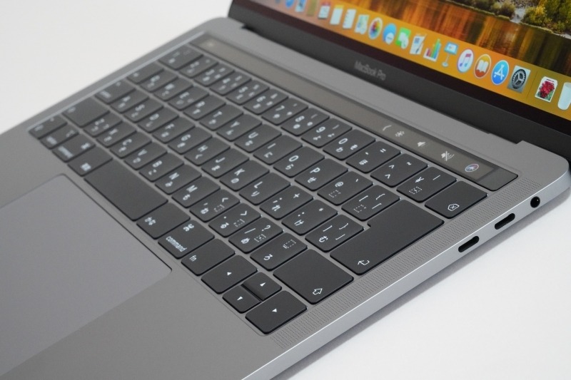 MacBook Proにはキーボード面左右と、底面左右にスピーカー用の開口部が設けられている