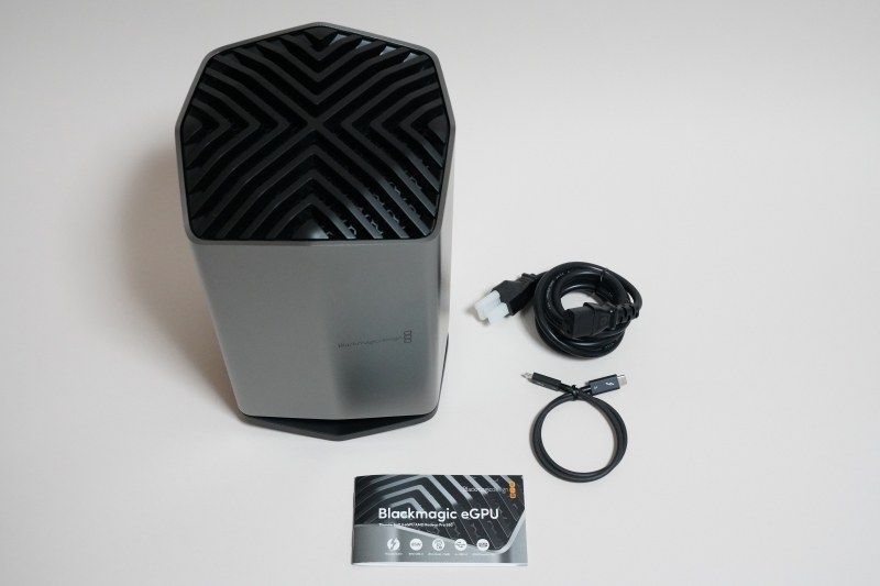 パッケージには、Blackmagic eGPU本体、電源ケーブル、「Thunderbolt 3ケーブル(0.5 m)」、マニュアルが同梱されている