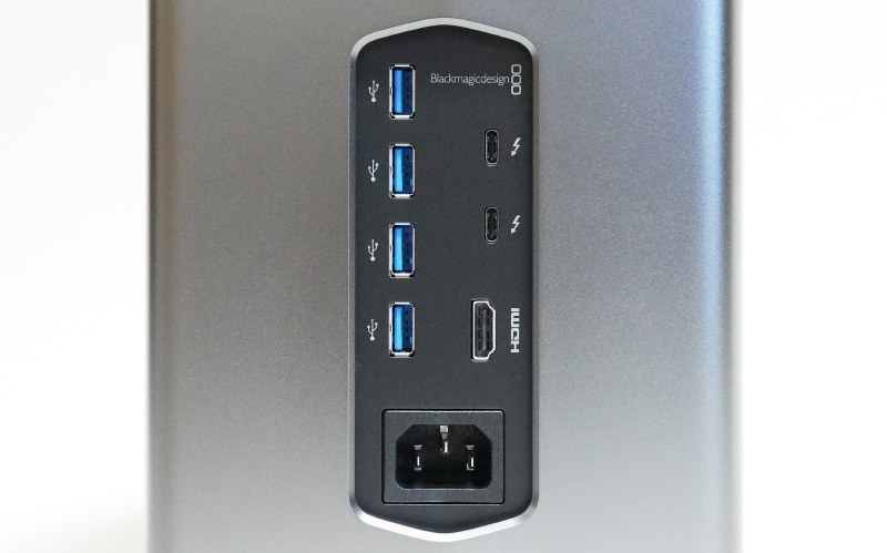 背面には、Thunderbolt 3×2、USB 3.1 Type-A×4、HDMI 2.0×1、電源端子を用意