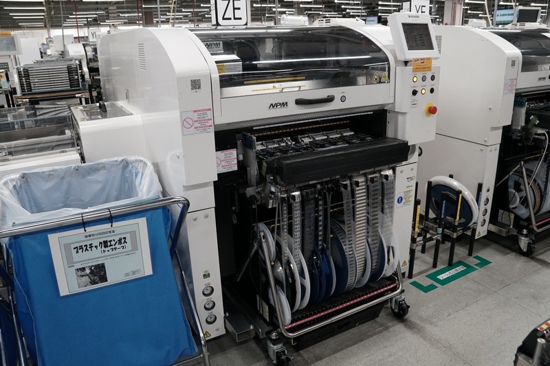 マザーボードにチップや抵抗、ソケットなどを実装するマウンタ