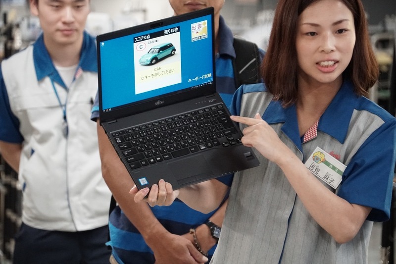 ラインの見学が終わると、検証作業をゲームで体験することになった。その説明を行なう吉見氏