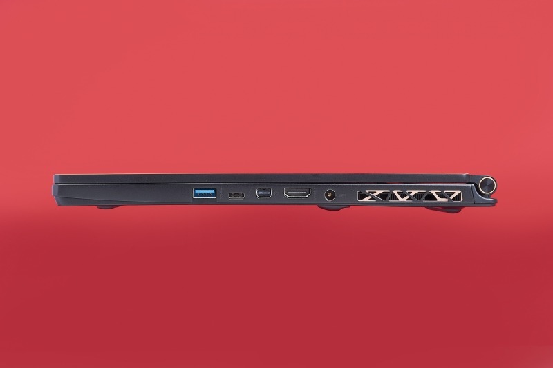 Thunderbolt 3（Type-C）のほかにType-AのUSB 3.1を3基装備するなど先進のインターフェースを装備。ハイレゾ対応DACを搭載しており、対応ヘッドホンを接続することでハイレゾ音源が楽しめる