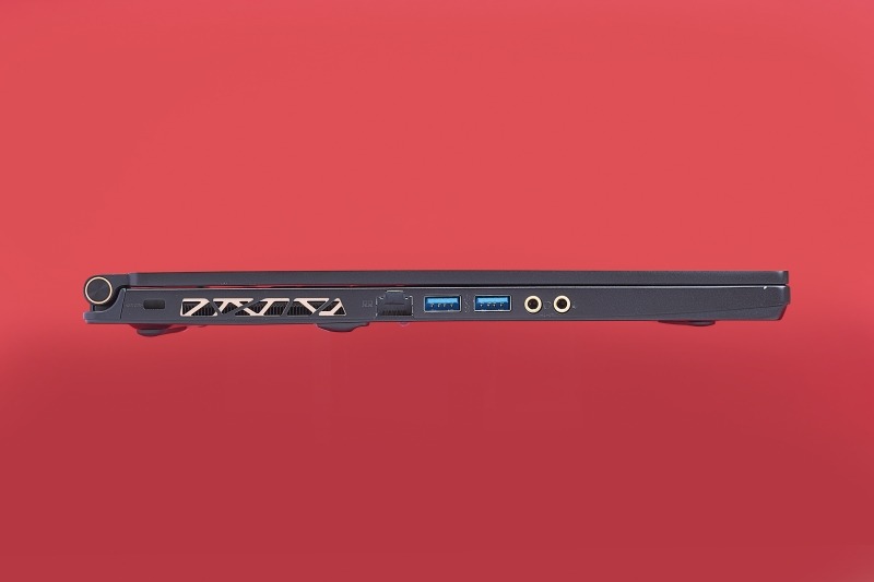 Thunderbolt 3（Type-C）のほかにType-AのUSB 3.1を3基装備するなど先進のインターフェースを装備。ハイレゾ対応DACを搭載しており、対応ヘッドホンを接続することでハイレゾ音源が楽しめる