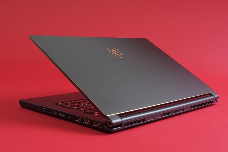 ゲーミングPC＝ド派手のイメージをくつがえす落ち着いたデザイン。それでいてラメ入りブラックとゴールドのコントラストが個性を放つ。この上質感がゲーミングノートの新潮流となるか？