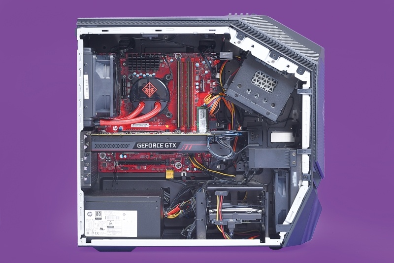 左側面を開けたところ。上部の3.5インチシャドーベイ以外に底面にも1基空きがある。マザーやビデオカードの基板は赤で統一。簡易水冷のチューブも赤というこだわりぶり