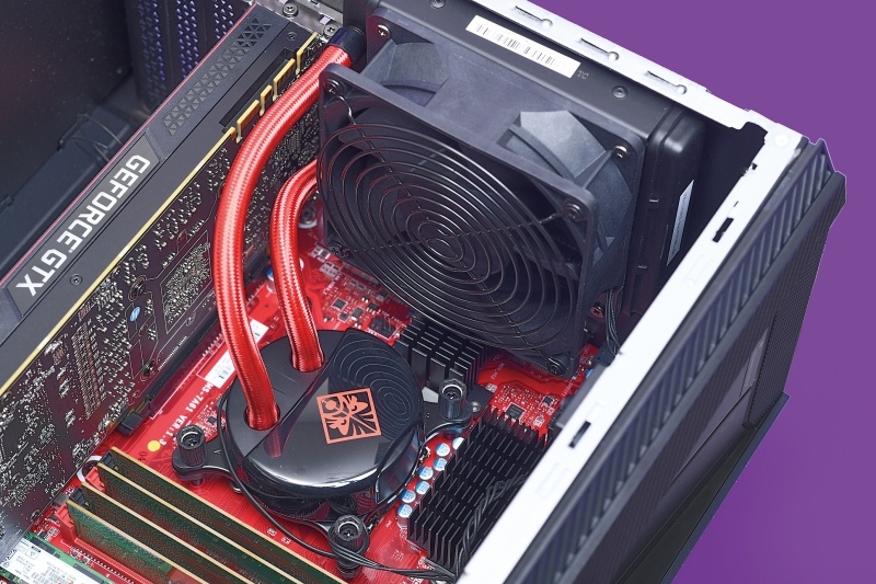 CPUクーラーには簡易水冷タイプを採用している。側面パネルの遮音性がかなり高いのも相まって、ゲーム中でも動作音は比較的静か。ゲーミングPCでも騒音を気にする人にはよいマシンと言える