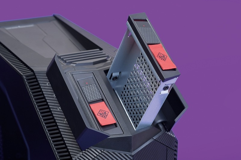 前面上部の開閉部からは3.5インチベイのトレイを引き抜けるため、HDDを簡単に増設できる。また、セキュリティを重視したい人のために、トレイの赤い布を外すと専用の工具でしか引き抜けなくなるギミックも備えている