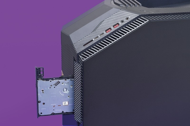 前面にはスリム型のDVDスーパーマルチドライブを搭載。光学ドライブがデザインに自然と溶け込んでいるのはメーカー製ならでは