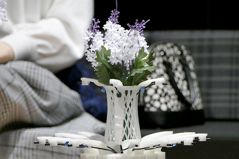 ステージの花そのほかにもマイクやカメラが仕込まれている