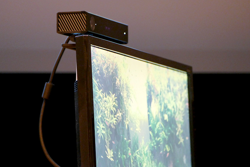 ステージの花そのほかにもマイクやカメラが仕込まれている