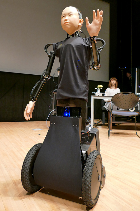 人と体験を共有するロボットとする