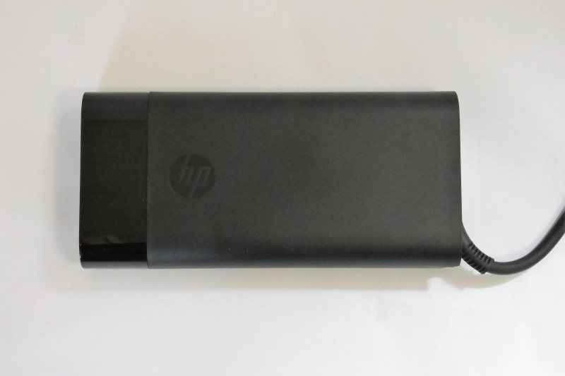 付属のACアダプタの出力は19.5V/7.7Aの150W仕様である