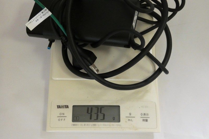 ACアダプタの重量(ケーブル込み)は実測で435gであった