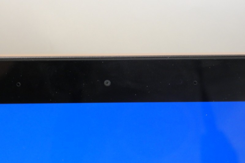 液晶上部には、約200万画素WebカメラとIRカメラ、デュアルマイクが搭載されている