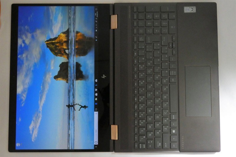 液晶のヒンジは2軸となっており、360度回転する。これは180度開いた状態