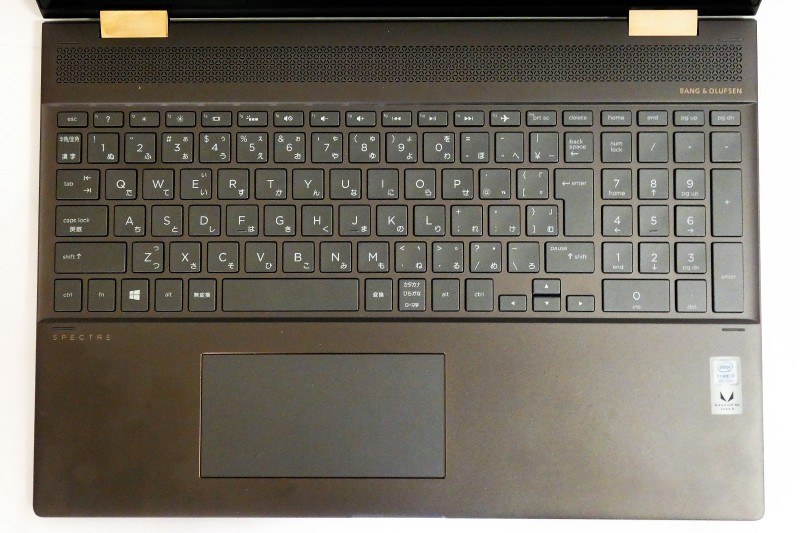 キーボードはテンキー付きの全105キーである。配列も標準的で、使いやすい