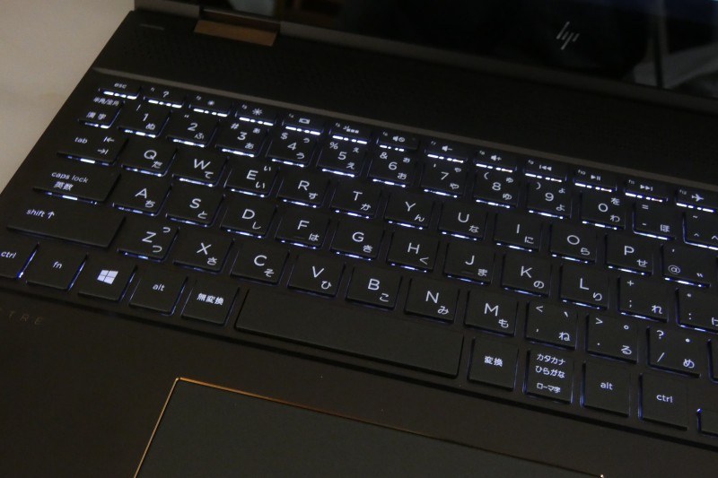 キーボードにはバックライトが搭載されており、暗い場所でもタイプミスを防げる