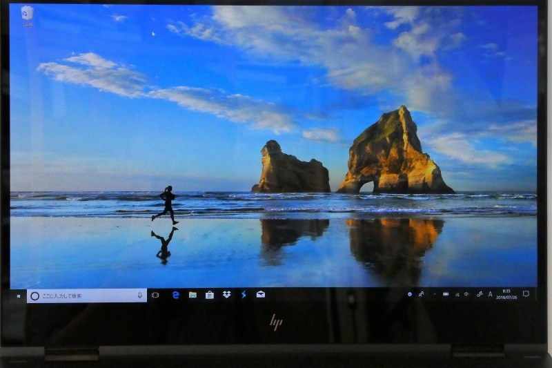 液晶は15.6型で、解像度は3,840×2,160ドットの4K対応。IPS液晶採用で、視野角も広い。表面がガラスで覆われた光沢タイプなので、発色は鮮やかだが、外光は映り込みやすい