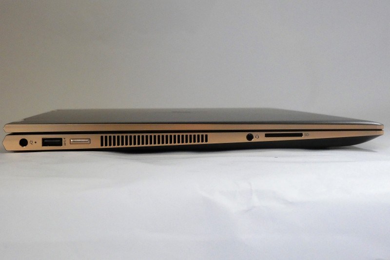 左側面には、USB 3.1(Gen1対応)、電源ボタン、ヘッドホン出力/マイク入力、SDカードスロットが用意されている