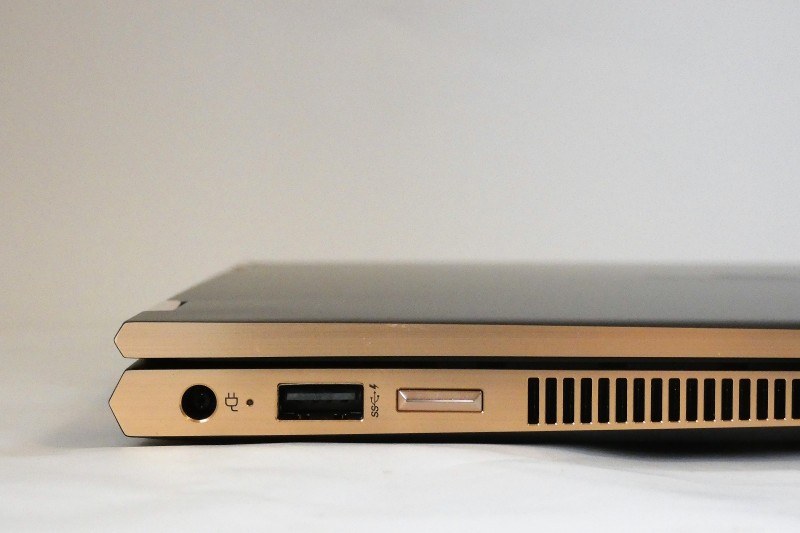 左側面のポート部分のアップ(USB 3.1ポートと電源ボタン周り)