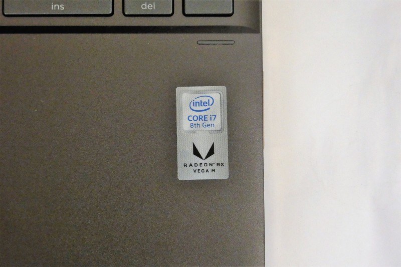 「8th Gen Core Processors with RADEON RX Vega M Graphics」を搭載していることを示すシールが貼られている