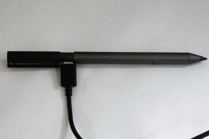 Spectreアクティブペン2にUSBケーブルを繋いだところ