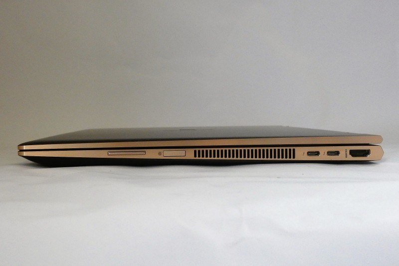 右側面には、音量ボタンと指紋センサー、USB 3.1 Type-C(Gen2対応、Thunderbolt 3対応)×2、HDMI出力が用意されている