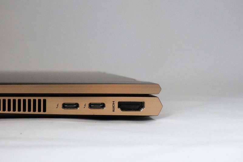 右側面のポート部分のアップ